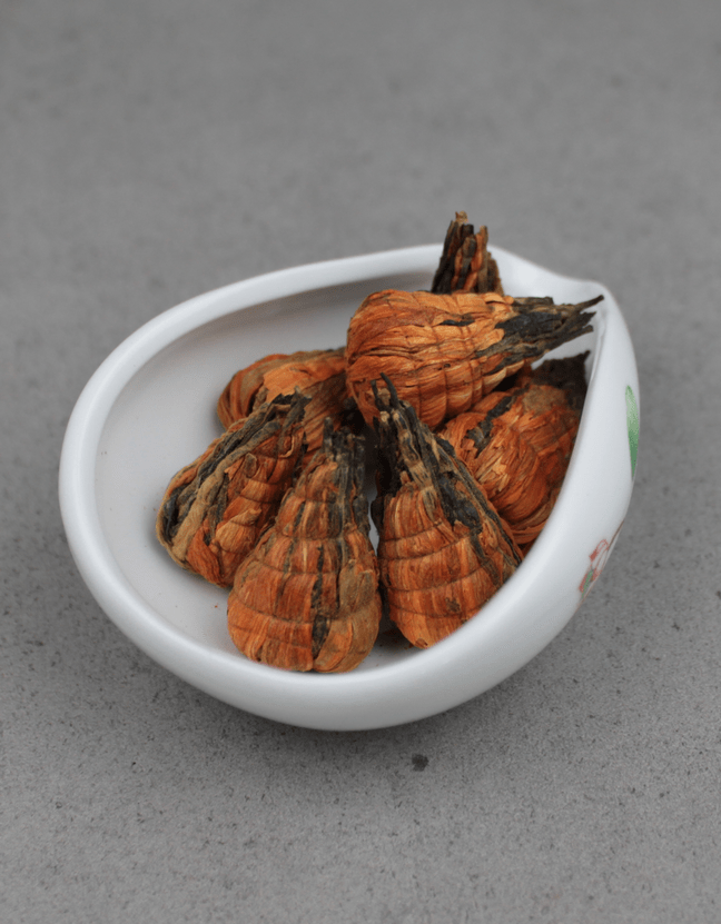 Бай Хэ Хун Та  «Красная Пагода с лепестками Лилии»